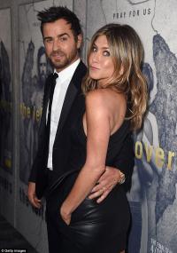 Jennifer Aniston và Justin Theroux ký hợp đồng hôn nhân
