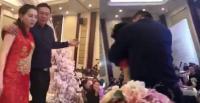 Trung Quốc: Cộng đồng mạng phẫn nộ với bố chú rể say rượu ép cô dâu hôn mình trong lễ cưới