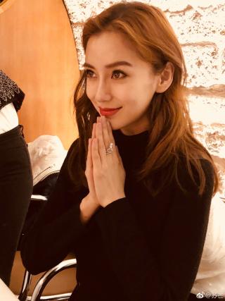 AngelaBaby đeo nhẫn cưới trị giá hàng chục tỷ đồng, hạnh phúc đón sinh nhật bên Huỳnh Hiểu Minh tại Pháp