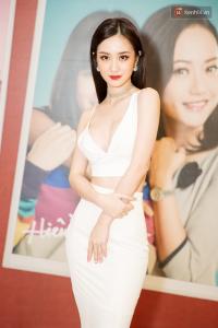 Không chỉ Jun Vũ, nhiều sao Việt cũng thích diện áo trắng khoét sâu khoe ngực đầy hậu thẩm mỹ