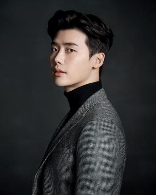 Nửa năm sau  Khi Nàng Say Giấc , Lee Jong Suk chính thức trở lại màn ảnh nhỏ