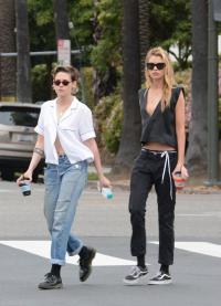 Kristen Stewart cùng người yêu đồng giới diện áo  mát mẻ , thả rông vòng 1 trên phố