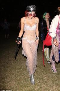 Bella Thorne mặc như không, để bạn trai hôn vòng 1 giữa lễ hội Coachella đông người