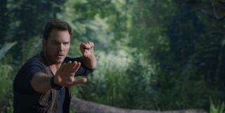 Cậy có súng, Chris Pratt suýt thành món tráng miệng của khủng long bạo chúa trong  Jurassic World: Fallen Kingdom 