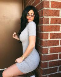 Gần 3 tháng sau sinh, Kylie Jenner khoe dáng nóng bỏng trong bộ đầm ôm khiến dân tình truy bằng được thứ cô mặc