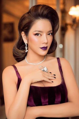 Ngày 3 lên thảm đỏ Cannes, Lý Nhã Kỳ chuyển hẳn sang tông tím từ váy áo đến makeup chuẩn quý cô thập niên 80