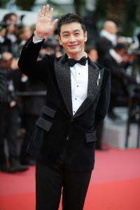 Thảm đỏ LHP Cannes: Huỳnh Hiểu Minh kém sắc, Yoo Ah In bảnh bao xuất hiện cùng dàn siêu mẫu xinh đẹp
