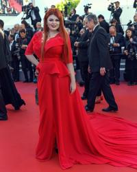Khoảnh khắc người mẫu Nga tụt váy, lộ cả nội y trên thảm đỏ Cannes bị  khui  lại