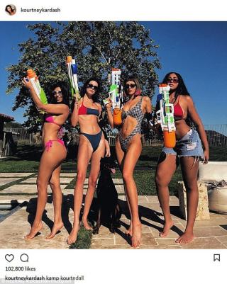 Kendall Jenner cùng hội chị em khoe thân hình đẹp xuất sắc, khiến mùa hè càng thêm  nóng 