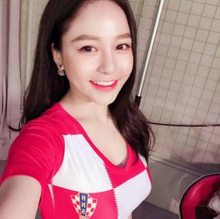  Hot girl dược sĩ  xác định  một tháng không ngủ đủ giấc  vì World Cup