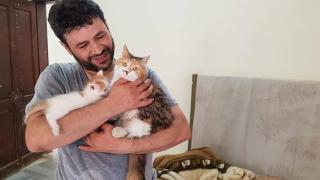 Chuyện kỳ diệu về người đàn ông chăm sóc chó mèo bị bỏ rơi tại Syria