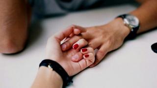 Bàn tay nữ giới ấn chứa 1 bí mật mà chỉ khi nắm tay người ấy mới phát hiện