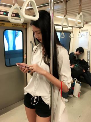 Cô gái nổi bật cả góc tàu điện ngầm vì giản dị vẫn nổi bật, nhưng danh tính là điều gây bất ngờ nhất