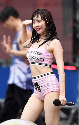 2 lần dự Waterbomb của Hyuna: Đều ăn vận sexy nhưng lần 1 được khen; lần 2 bị chê “rẻ tiền” phản cảm