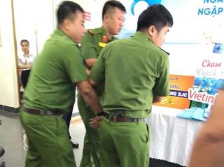 Lào Cai: Nam thanh niên ngang nhiên cầm kiếm xông vào ngân hàng Vietinbank cướp tiền