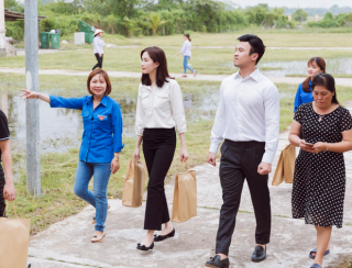 Đặng Thu Thảo béo lên trông thấy, cùng Shark Khoa về quê nhà Bạc Liêu tặng quà Trung thu cho bà con