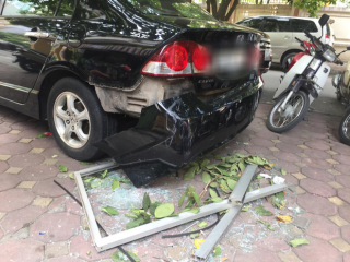Hà Nội: Cửa kính chung cư bất ngờ rơi xuống đất làm hỏng xe ô tô, nhiều người ngồi trà đá may mắn thoát nạn