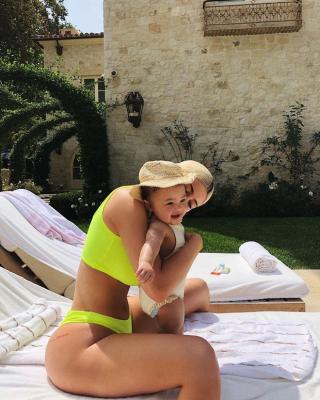 Khoe ảnh diện bikini bế con rất ra gì và này nọ, Kylie Jenner lại lộ vòng 3...  bành trướng  đến mức kỳ lạ