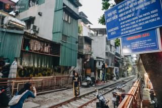 Hơn 2 tuần kể từ khi xóm cà phê đường tàu bị xóa sổ, hàng trăm du khách nước ngoài vẫn tìm đến xin được chụp ảnh