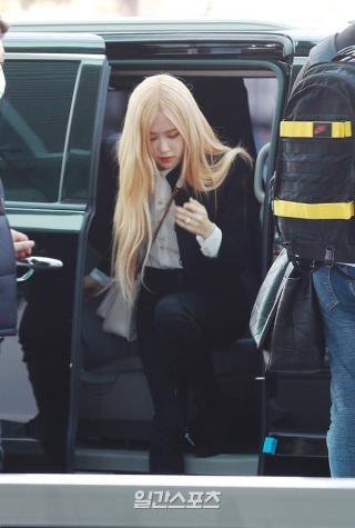 Chưa đến Paris dự show, Rosé (BLACKPINK) đã biến sân bay thành sàn catwalk: Xinh hớp hồn, body khiến dân tình câm nín