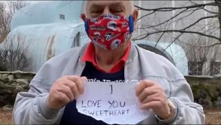 Vợ bị cách ly, cụ ông 88 tuổi trèo lên xe nâng để giơ cao dòng chữ  Anh yêu em : Ngôn tình chính là đây!