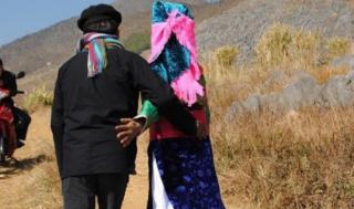 Phong tục đám cưới kỳ lạ: Tục vỗ mông kén vợ của người Mông