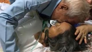 Cụ ông 82 tuổi ôm hôn vợ trong thời khắc sinh tử: 'Thương lắm! Sáu mươi mấy năm rồi, kiếp sau vẫn gặp nhau hen'