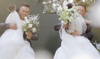 Khoảnh khắc 2 ông bố cùng dắt 2 cô con gái lên lễ đường trong đám cưới của cặp đồng tính nữ gây xúc động mạnh