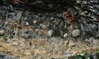 Vách đá kỳ quái cứ 30 năm lại 'đẻ trứng' một lần, các nhà khoa học đau đầu đi tìm lời giải đáp