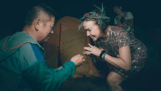 Chuyện tình lãng mạn của cặp đôi U70 : Cùng nắm tay đi khắp thế gian, quỳ gối cầu hôn trên đỉnh Tà Năng ở tuổi 61