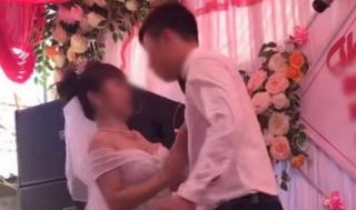 Chú rể 'cưỡng hôn' cô dâu trên sân khấu tổ chức hôn lễ khiến MC hoảng hốt: 'Chưa, chưa', cả hôn trường thì cười không kìm được