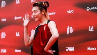 Choáng với hình ảnh ăn mặc lố lăng của nam nghệ sĩ Trung Quốc trên thảm đỏ