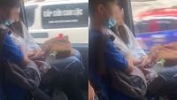Chàng trai ngang nhiên đưa tay sờ soạng vòng 1 của cô bạn gái trên xe buýt khiến người chứng kiến phải sững sờ