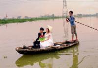 Đám cưới trong mùa lũ ở Nghệ An: Rước dâu bằng thuyền, xung quanh là biển nước mênh mông