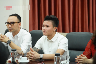 Quang Hải trở thành tân sinh viên ĐH Kinh Tế Hà Nội, dân mạng cà khịa: Tầm này lái 'Mẹc' đi học là hết ý!