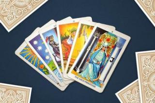 Bói bài Tarot thứ 6 ngày 21/1/2022: Tiền từ trên trời rơi xuống