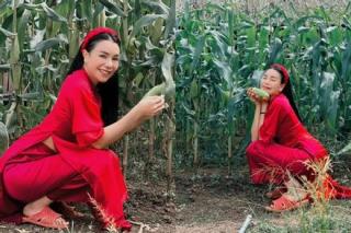 Trà Ngọc Hằng tạo dáng kém sang như ngồi WC dù mặc áo dài