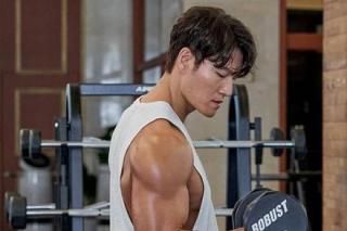 Kẻ mạnh Kim Jong Kook dương tính Covid-19