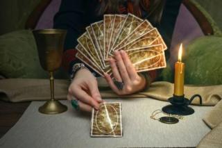 Bói bài Tarot Chủ nhật ngày 20/2/2021: Khi yêu đừng kẹt xỉ