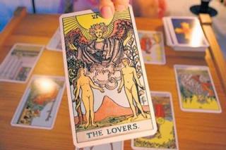 Bói bài Tarot tuần từ 28/3 đến 3/4/2022: Bệnh cũ tái phát, tiền mất tật mang