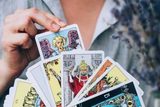 Bói bài Tarot Chủ nhật ngày 10/4/2022: Bớt đặt nặng yếu tố vật chất