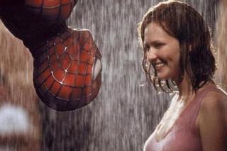 Tobey Maguire không thở nổi vì nụ hôn ngược trong Người Nhện