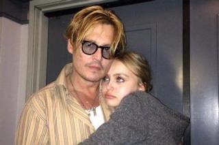 Con gái Johnny Depp bị chỉ trích giữa cuộc chiến ly hôn của bố