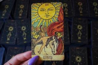 Bói bài Tarot Chủ nhật ngày 26/6/2022: Mơ một hạnh phúc