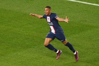 Mbappe 'bật bãi' khỏi top 3 tiền đạo xuất sắc nhất thế giới
