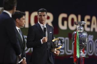 Ronaldo nhận giải thưởng cao quý, muốn dự EURO đến khi 39 tuổi