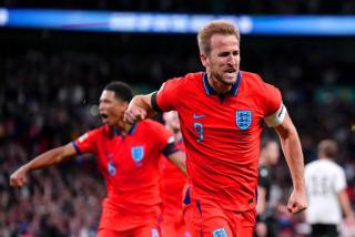 Maguire phòng ngự thảm họa: Fan ĐT Anh  ném đá , HLV Southgate bênh vực