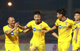 Văn Đức được khen ngợi sau cú đúp giúp SLNA trụ hạng V.League