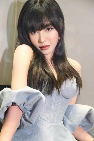 Elly Trần nặng lòng khi ký đơn kiện chồng Tây, dân mạng vào bình luận: 'Còn tiếc à trời?'