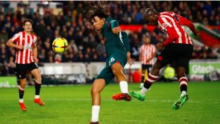 Thua sốc trước Brentford, Liverpool ngày càng xa top 4